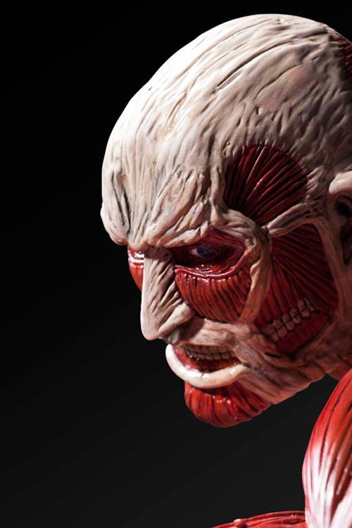 由日本Fragment制作，进击超大型巨人手办开放预订，全高56厘米，售价54000日元（约合人民币2869元），预计于12月正式发售。