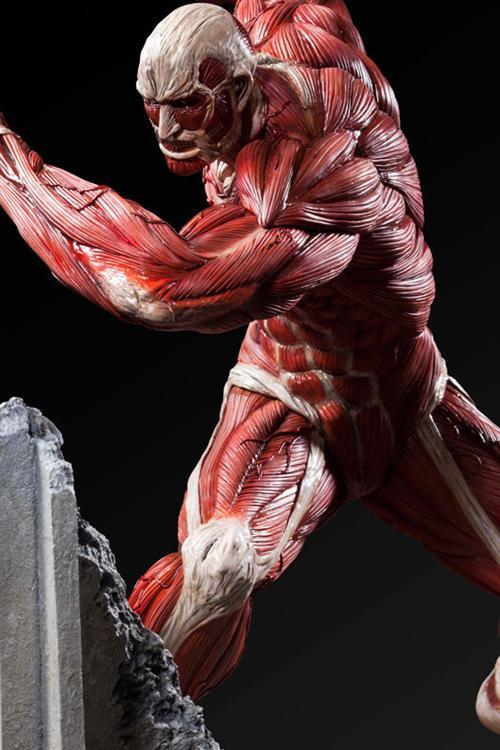 由日本Fragment制作，进击超大型巨人手办开放预订，全高56厘米，售价54000日元（约合人民币2869元），预计于12月正式发售。