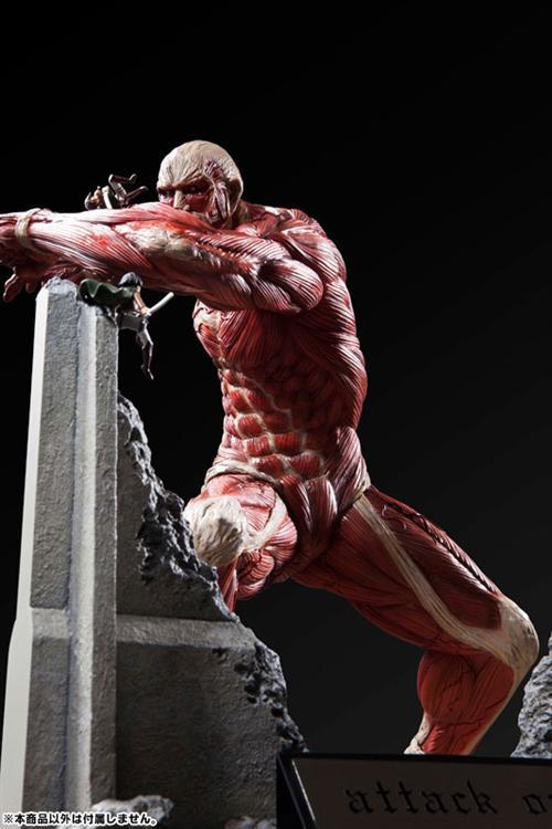 由日本Fragment制作，进击超大型巨人手办开放预订，全高56厘米，售价54000日元（约合人民币2869元），预计于12月正式发售。