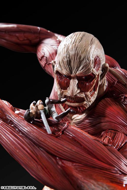 由日本Fragment制作，进击超大型巨人手办开放预订，全高56厘米，售价54000日元（约合人民币2869元），预计于12月正式发售。