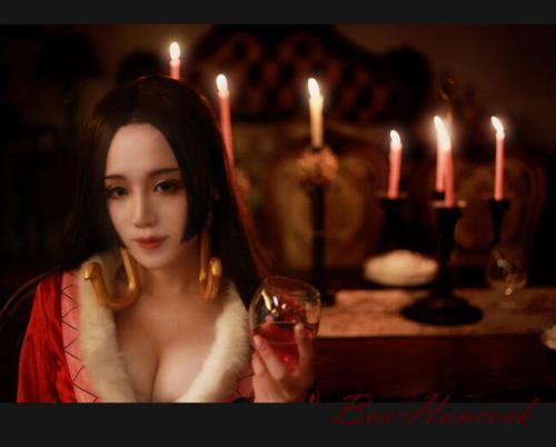 胸器逼人！女帝波雅·汉库克绝美Cosplay,感觉像是充气的一样(＠_＠;)?