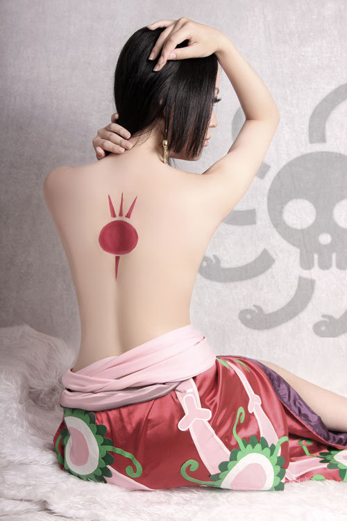 海贼王女帝精美Cosplay  眼睛10分 后背9分 飘柔8分 凶5分 综合分9分^_^
角色 波雅·汉库克     cn:  非姬 
staff摄影：镜炼组-阿炼化妆：王蛇后期：镜炼组-阿炼 链接：http://bcy.net/coser/detail/10495/92929