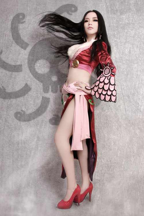 海贼王女帝精美Cosplay  眼睛10分 后背9分 飘柔8分 凶5分 综合分9分^_^
角色 波雅·汉库克     cn:  非姬 
staff摄影：镜炼组-阿炼化妆：王蛇后期：镜炼组-阿炼 链接：http://bcy.net/coser/detail/10495/92929