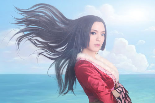 海贼王女帝精美Cosplay  眼睛10分 后背9分 飘柔8分 凶5分 综合分9分^_^
角色 波雅·汉库克     cn:  非姬 
staff摄影：镜炼组-阿炼化妆：王蛇后期：镜炼组-阿炼 链接：http://bcy.net/coser/detail/10495/92929