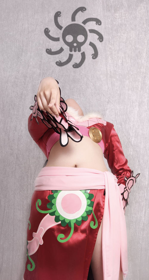 海贼王女帝精美Cosplay  眼睛10分 后背9分 飘柔8分 凶5分 综合分9分^_^
角色 波雅·汉库克     cn:  非姬 
staff摄影：镜炼组-阿炼化妆：王蛇后期：镜炼组-阿炼 链接：http://bcy.net/coser/detail/10495/92929