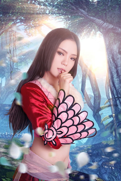 海贼王女帝精美Cosplay  眼睛10分 后背9分 飘柔8分 凶5分 综合分9分^_^
角色 波雅·汉库克     cn:  非姬 
staff摄影：镜炼组-阿炼化妆：王蛇后期：镜炼组-阿炼 链接：http://bcy.net/coser/detail/10495/92929