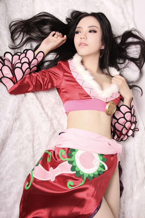 海贼王女帝精美Cosplay  眼睛10分 后背9分 飘柔8分 凶5分 综合分9分^_^
角色 波雅·汉库克     cn:  非姬 
staff摄影：镜炼组-阿炼化妆：王蛇后期：镜炼组-阿炼 链接：http://bcy.net/coser/detail/10495/92929