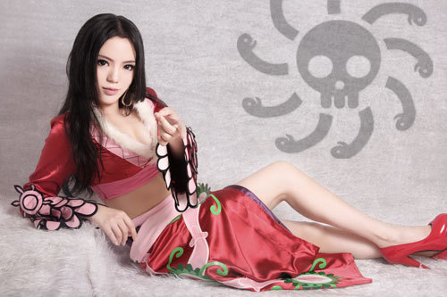 海贼王女帝精美Cosplay  眼睛10分 后背9分 飘柔8分 凶5分 综合分9分^_^
角色 波雅·汉库克     cn:  非姬 
staff摄影：镜炼组-阿炼化妆：王蛇后期：镜炼组-阿炼 链接：http://bcy.net/coser/detail/10495/92929