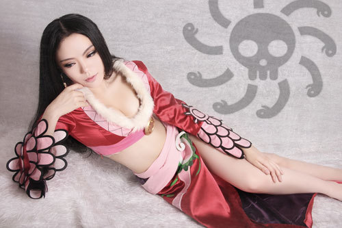 海贼王女帝精美Cosplay  眼睛10分 后背9分 飘柔8分 凶5分 综合分9分^_^
角色 波雅·汉库克     cn:  非姬 
staff摄影：镜炼组-阿炼化妆：王蛇后期：镜炼组-阿炼 链接：http://bcy.net/coser/detail/10495/92929