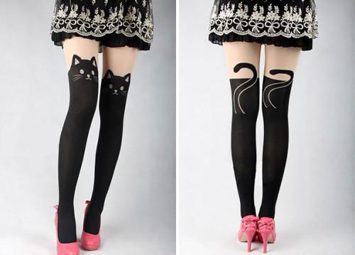 各类奇葩袜子赏析,夏有黑白黄蓝丝，冬有短裙长筒袜，妹子们展现美腿的欲望是不会改变的,下面就盘点下那些让人把持不住的有趣袜子，各位对美腿魅袜是否满意呢