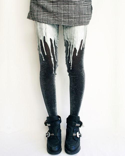 各类奇葩袜子赏析,夏有黑白黄蓝丝，冬有短裙长筒袜，妹子们展现美腿的欲望是不会改变的,下面就盘点下那些让人把持不住的有趣袜子，各位对美腿魅袜是否满意呢