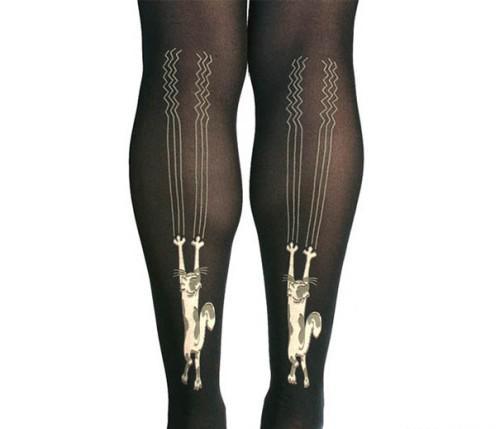 各类奇葩袜子赏析,夏有黑白黄蓝丝，冬有短裙长筒袜，妹子们展现美腿的欲望是不会改变的,下面就盘点下那些让人把持不住的有趣袜子，各位对美腿魅袜是否满意呢