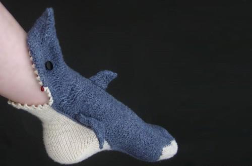 各类奇葩袜子赏析,夏有黑白黄蓝丝，冬有短裙长筒袜，妹子们展现美腿的欲望是不会改变的,下面就盘点下那些让人把持不住的有趣袜子，各位对美腿魅袜是否满意呢