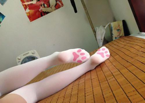 各类奇葩袜子赏析,夏有黑白黄蓝丝，冬有短裙长筒袜，妹子们展现美腿的欲望是不会改变的,下面就盘点下那些让人把持不住的有趣袜子，各位对美腿魅袜是否满意呢