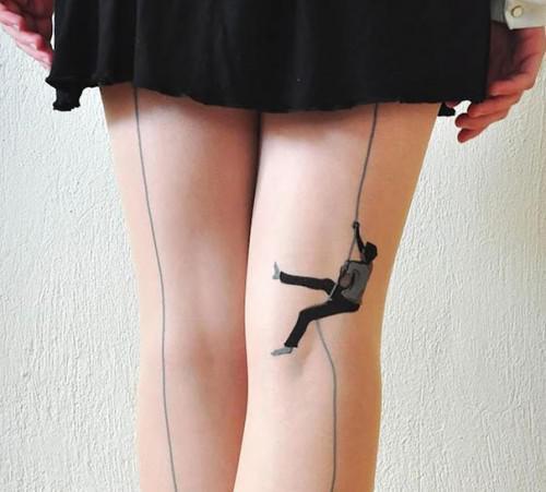 各类奇葩袜子赏析,夏有黑白黄蓝丝，冬有短裙长筒袜，妹子们展现美腿的欲望是不会改变的,下面就盘点下那些让人把持不住的有趣袜子，各位对美腿魅袜是否满意呢