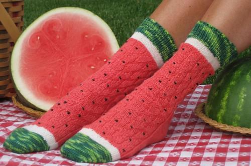 各类奇葩袜子赏析,夏有黑白黄蓝丝，冬有短裙长筒袜，妹子们展现美腿的欲望是不会改变的,下面就盘点下那些让人把持不住的有趣袜子，各位对美腿魅袜是否满意呢