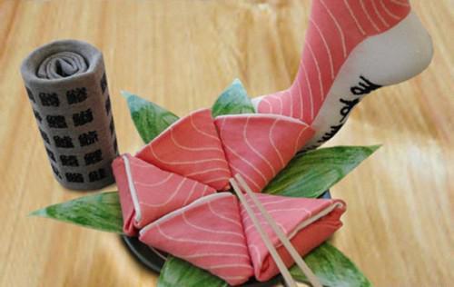 各类奇葩袜子赏析,夏有黑白黄蓝丝，冬有短裙长筒袜，妹子们展现美腿的欲望是不会改变的,下面就盘点下那些让人把持不住的有趣袜子，各位对美腿魅袜是否满意呢