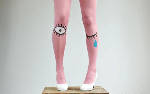 各类奇葩袜子赏析,夏有黑白黄蓝丝，冬有短裙长筒袜，妹子们展现美腿的欲望是不会改变的,下面就盘点下那些让人把持不住的有趣袜子，各位对美腿魅袜是否满意呢