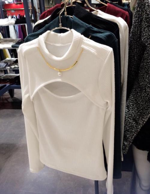 被玩坏了的开胸衫，二次元妹子穿上萌萌哒；波涛胸涌的妹子自不必说，没有胸的妹子也可以拿膝盖修饰。但是最后乱入的是什么东东，除了抠脚大汉外，连外星异形都有，画面太美也是醉了…