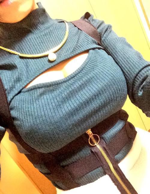 被玩坏了的开胸衫，二次元妹子穿上萌萌哒；波涛胸涌的妹子自不必说，没有胸的妹子也可以拿膝盖修饰。但是最后乱入的是什么东东，除了抠脚大汉外，连外星异形都有，画面太美也是醉了…