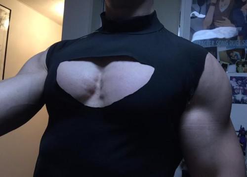 被玩坏了的开胸衫，二次元妹子穿上萌萌哒；波涛胸涌的妹子自不必说，没有胸的妹子也可以拿膝盖修饰。但是最后乱入的是什么东东，除了抠脚大汉外，连外星异形都有，画面太美也是醉了…