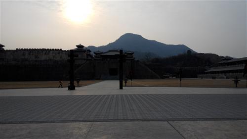 周末和同事一起去了横店；风景，感情，远方都有了，那么出发吧！走了好多，说了好多，笑了好多，也看了好多。有些瞬间也许不会再有，有些地方也许不会再去，经年后相片里的记忆不知道能不能容纳当时那么多美好和哀愁。感谢上帝，感谢你们，让我的记忆又平添了一笔美好。愿友谊长存！！！