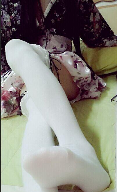 元旦福利：妹子大秀自拍长腿黑丝惹人爱(✿✪‿✪｡)ﾉ ，祝大家元旦快乐，幸福成双