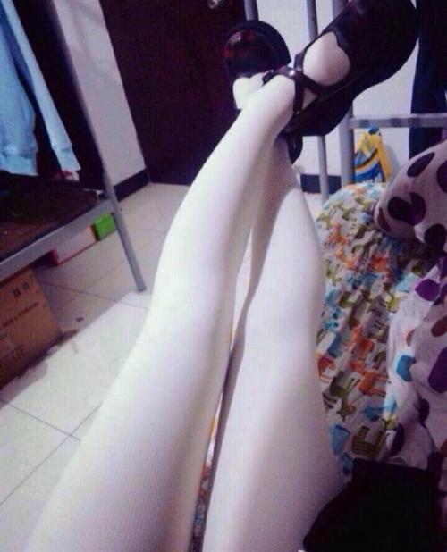 元旦福利：妹子大秀自拍长腿黑丝惹人爱(✿✪‿✪｡)ﾉ ，祝大家元旦快乐，幸福成双