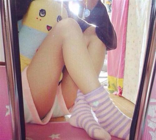 元旦福利：妹子大秀自拍长腿黑丝惹人爱(✿✪‿✪｡)ﾉ ，祝大家元旦快乐，幸福成双