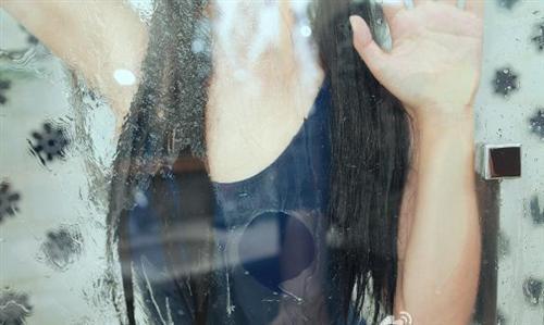 元旦福利第二弹：妹子大秀自拍长腿黑丝惹人爱(✿✪‿✪｡)ﾉ ，祝大家元旦快乐，幸福成双