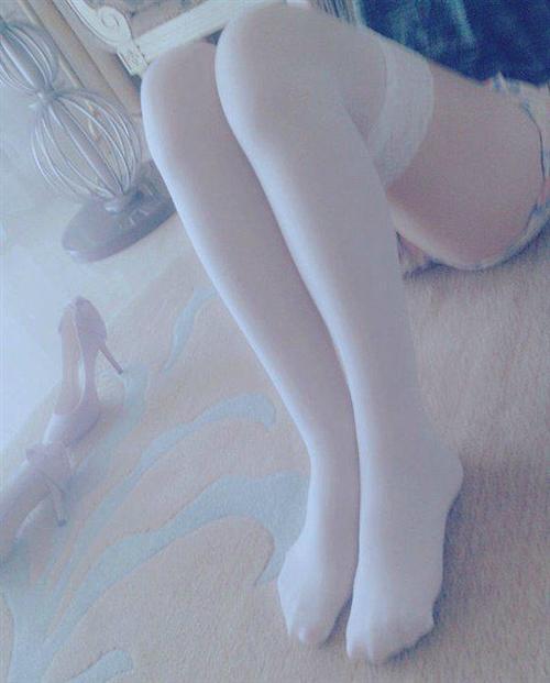 元旦福利第二弹：妹子大秀自拍长腿黑丝惹人爱(✿✪‿✪｡)ﾉ ，祝大家元旦快乐，幸福成双