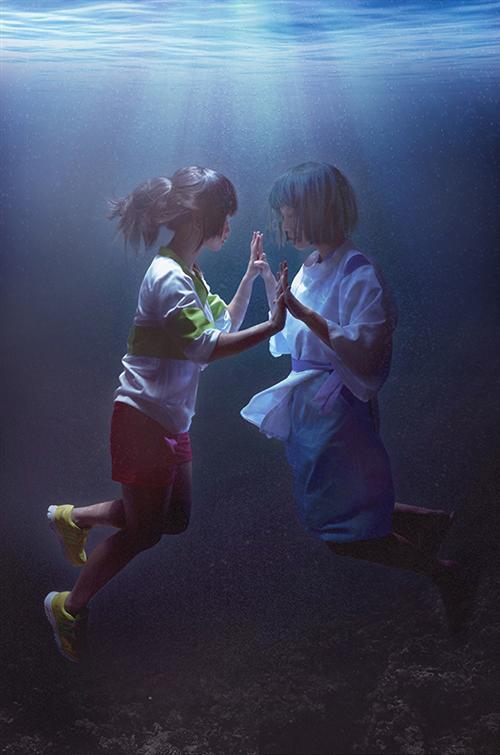 千与千寻 小千和小白龙河底 Cosplay，很有感觉，又让人想起了那句台词：“千寻，你还记得吗？小时候你掉进了我的怀里...“(✿✪‿✪｡)ﾉ ，很美好的回忆