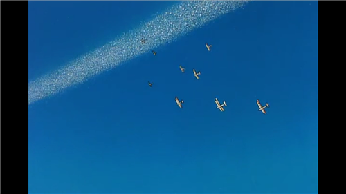 红猪是又一个骑士精神的美好和宫崎骏式的那个美好的夏天。一切都充满了阳光和美好。人们的心地是那么的单纯和善良。让人脑海浮现了亚的里亚海的阳光海滩和一战后意大利那个瑰奇时代。人们总是不靠谱的很可爱，处处掉链子，酒吧就那么浪漫的矗立在海上，空贼们就那么受到大家的爱戴，总之，美好，那个夏天就是那么美好，朦胧的爱情慢慢绽放，男人的情怀，留在了每个人的心里。 http://www.letv.com/ptv/vplay/1969078.html