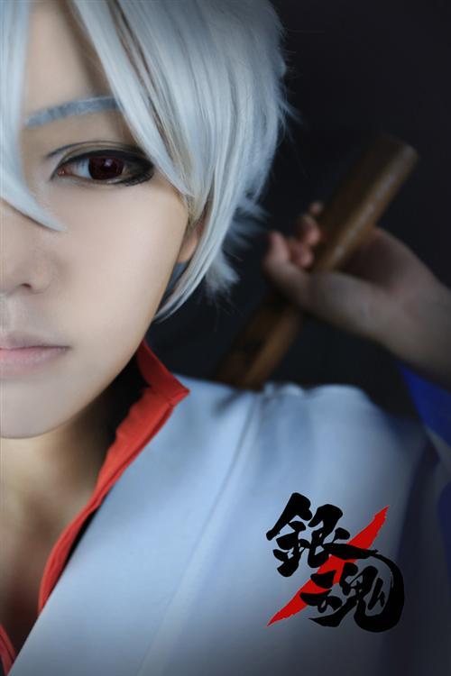 坂田银时帅气Cosplay，你打几分？？ 原作 银魂
角色 坂田银时     cn:  梦神 
staff摄影：小树化妆：熊猫后期：小豆协力：梦神  出处bcy.net/coser/detail/25269/136023