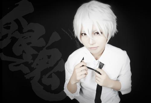 坂田银时帅气Cosplay，你打几分？？ 原作 银魂
角色 坂田银时     cn:  梦神 
staff摄影：小树化妆：熊猫后期：小豆协力：梦神  出处bcy.net/coser/detail/25269/136023