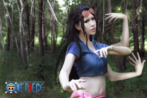 妮可·罗宾--两年后 非常棒的Cos [花心]   角色 妮可·罗宾     cn:  尹媛Namiku 
staff摄影：飘飘化妆：尹媛Namiku后期：尹媛Namiku协力：尹媛Namiku bcy.net/coser/detail/4160/17919