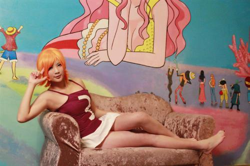 海贼王人气女主角娜美罗宾的最新【三围】尾田在最新版漫画69卷后记给出了答案。尚在成长期的娜美在漫画第6卷时三围86/57/86，到了第42卷已经成长为95/55/85的I罩杯，而这次第69卷的最新数据，娜美现在的三围更是已经达到98/58/88的J罩杯！相比娜美胸围的突飞猛进，罗宾则没有什么巨大的变化，但年轻时成长给力，在三围上还是比娜美大一圈。根据官方资料，在第42卷时罗宾的三围为99/59/89的I罩杯，在第69卷则成长到100/60/90的J罩杯。[花心]