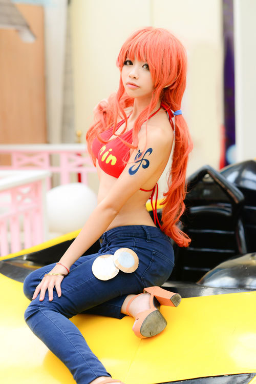 最强航海士——小贼猫娜美Cosplay，贫乳也有爱[花心]
角色 娜美     cn:  Banana笨娜娜 
staff摄影：歌罢海西流化妆：Banana笨娜娜后期：Banana笨娜娜
bcy.net/coser/detail/14495/129602