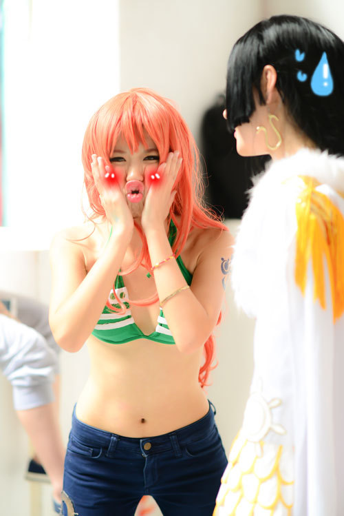 最强航海士——小贼猫娜美Cosplay，贫乳也有爱[花心]
角色 娜美     cn:  Banana笨娜娜 
staff摄影：歌罢海西流化妆：Banana笨娜娜后期：Banana笨娜娜
bcy.net/coser/detail/14495/129602