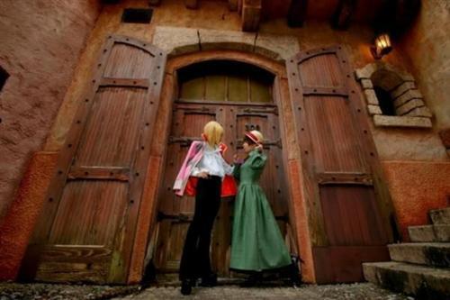 吉卜力动漫Cosplay全搜罗，那些年的美与自然的世界！说起动漫时，每个人都会在记忆深处的一个角落留给宫崎骏与吉卜力工作室的。 她们的那种清新自然，那种骑士精神，那种美好回忆的秋天，总是让我们心灵得到慰藉，灵魂得到洗涤（没看的赶紧恶补去！）。让我们再次回味下那些年吉卜力带给我们的美好回忆与感动。[嘻嘻][哈哈]