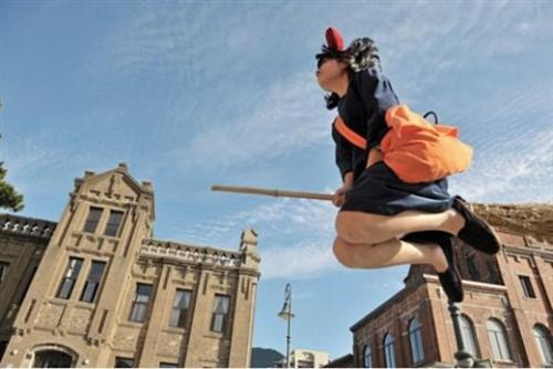 吉卜力动漫Cosplay全搜罗，那些年的美与自然的世界！说起动漫时，每个人都会在记忆深处的一个角落留给宫崎骏与吉卜力工作室的。 她们的那种清新自然，那种骑士精神，那种美好回忆的秋天，总是让我们心灵得到慰藉，灵魂得到洗涤（没看的赶紧恶补去！）。让我们再次回味下那些年吉卜力带给我们的美好回忆与感动。[嘻嘻][哈哈]