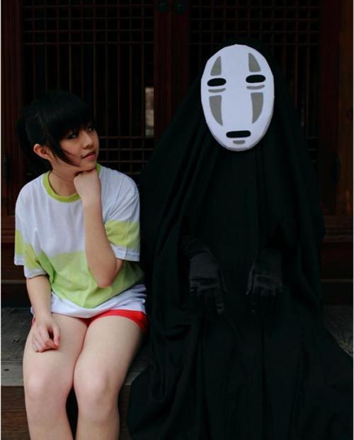 吉卜力动漫Cosplay全搜罗，那些年的美与自然的世界！说起动漫时，每个人都会在记忆深处的一个角落留给宫崎骏与吉卜力工作室的。 她们的那种清新自然，那种骑士精神，那种美好回忆的秋天，总是让我们心灵得到慰藉，灵魂得到洗涤（没看的赶紧恶补去！）。让我们再次回味下那些年吉卜力带给我们的美好回忆与感动。[嘻嘻][哈哈]