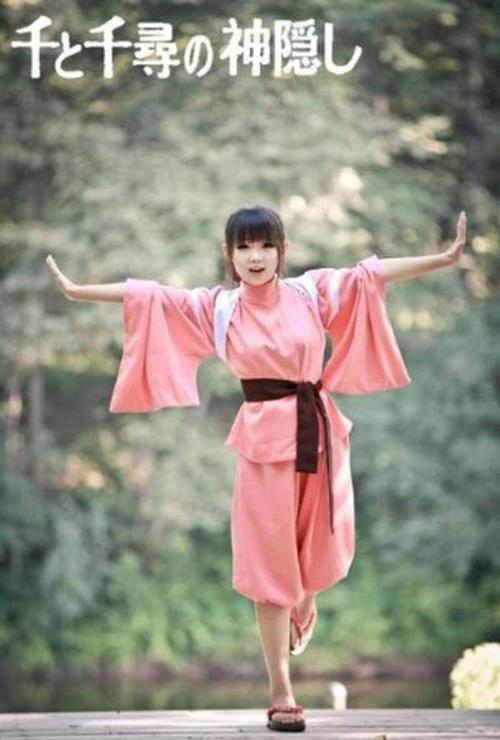 吉卜力动漫Cosplay全搜罗，那些年的美与自然的世界！说起动漫时，每个人都会在记忆深处的一个角落留给宫崎骏与吉卜力工作室的。 她们的那种清新自然，那种骑士精神，那种美好回忆的秋天，总是让我们心灵得到慰藉，灵魂得到洗涤（没看的赶紧恶补去！）。让我们再次回味下那些年吉卜力带给我们的美好回忆与感动。[嘻嘻][哈哈]