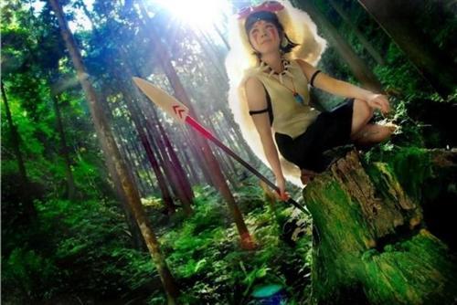 吉卜力动漫Cosplay全搜罗，那些年的美与自然的世界！说起动漫时，每个人都会在记忆深处的一个角落留给宫崎骏与吉卜力工作室的。 她们的那种清新自然，那种骑士精神，那种美好回忆的秋天，总是让我们心灵得到慰藉，灵魂得到洗涤（没看的赶紧恶补去！）。让我们再次回味下那些年吉卜力带给我们的美好回忆与感动。[嘻嘻][哈哈]