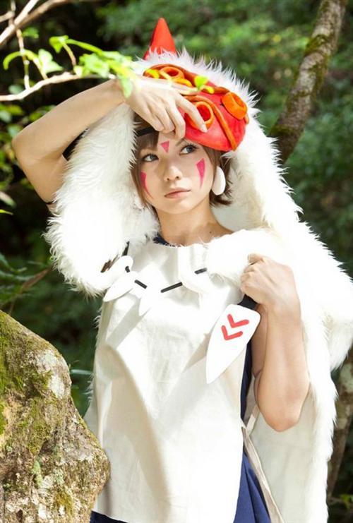 吉卜力动漫Cosplay全搜罗，那些年的美与自然的世界！说起动漫时，每个人都会在记忆深处的一个角落留给宫崎骏与吉卜力工作室的。 她们的那种清新自然，那种骑士精神，那种美好回忆的秋天，总是让我们心灵得到慰藉，灵魂得到洗涤（没看的赶紧恶补去！）。让我们再次回味下那些年吉卜力带给我们的美好回忆与感动。[嘻嘻][哈哈]