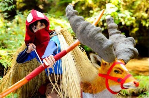 吉卜力动漫Cosplay全搜罗，那些年的美与自然的世界！说起动漫时，每个人都会在记忆深处的一个角落留给宫崎骏与吉卜力工作室的。 她们的那种清新自然，那种骑士精神，那种美好回忆的秋天，总是让我们心灵得到慰藉，灵魂得到洗涤（没看的赶紧恶补去！）。让我们再次回味下那些年吉卜力带给我们的美好回忆与感动。[嘻嘻][哈哈]