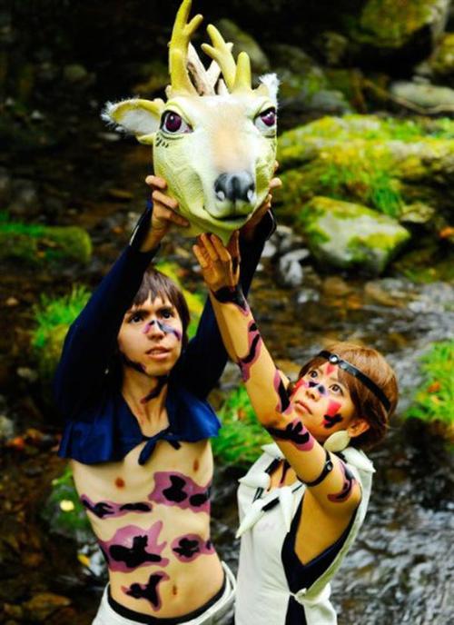 吉卜力动漫Cosplay全搜罗，那些年的美与自然的世界！说起动漫时，每个人都会在记忆深处的一个角落留给宫崎骏与吉卜力工作室的。 她们的那种清新自然，那种骑士精神，那种美好回忆的秋天，总是让我们心灵得到慰藉，灵魂得到洗涤（没看的赶紧恶补去！）。让我们再次回味下那些年吉卜力带给我们的美好回忆与感动。[嘻嘻][哈哈]