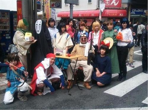 吉卜力动漫Cosplay全搜罗，那些年的美与自然的世界！说起动漫时，每个人都会在记忆深处的一个角落留给宫崎骏与吉卜力工作室的。 她们的那种清新自然，那种骑士精神，那种美好回忆的秋天，总是让我们心灵得到慰藉，灵魂得到洗涤（没看的赶紧恶补去！）。让我们再次回味下那些年吉卜力带给我们的美好回忆与感动。[嘻嘻][哈哈]
