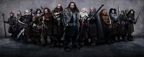 霍比特人3五军之战,还是原来的配方,还是熟悉的味道,没有让我失望。当然结局是不完美的,该死的死了,不该死的也死了。虽然索林·橡木盾期间有过迷失,但是之前他也同样被无数人白眼过,人都会畏惧,最后他还是站了出来,最后他死了,不失为豪杰。最终精灵女和矮人男的爱情也是悲剧,充满遗憾。最终霍比特人丰满了自己的回忆,不留遗憾。最后吐槽下,一直觉得精灵王的颜值很高。