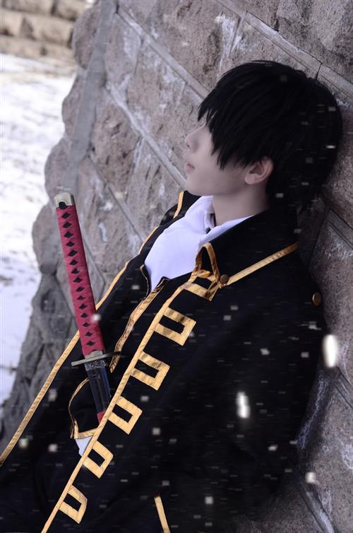 银魂 土方十四郎Cosplay ，还是很棒的，必须鼓励下[嘻嘻]
角色 土方十四郎     cn:  寒尘 
staff摄影：Sylph化妆：二秋后期：寒尘 bcy.net/coser/detail/11185/166592